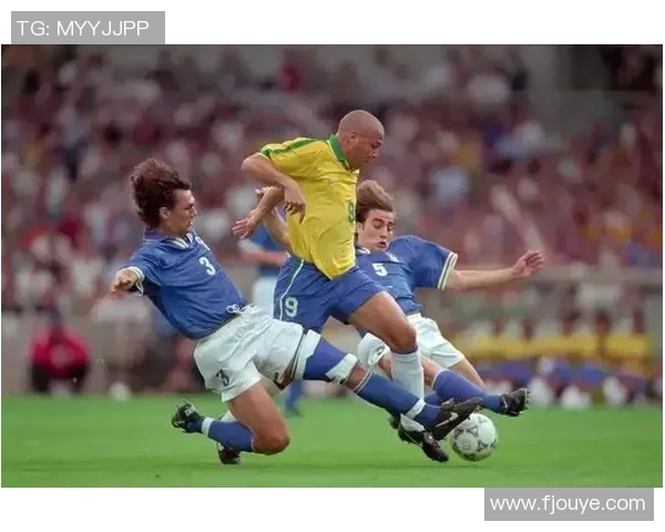 足球巨星眼中的偶像与榜样：揭秘他们心中的足球英雄